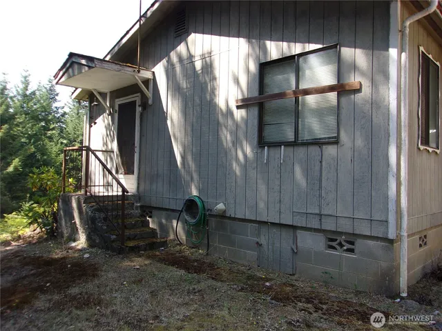 a view of a house with backyard