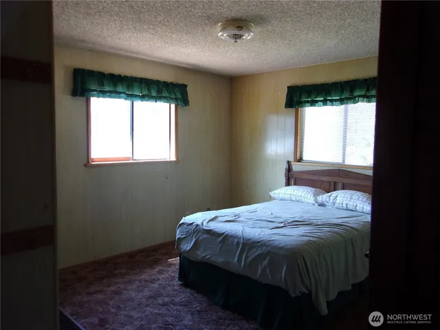 a view of yard with green space