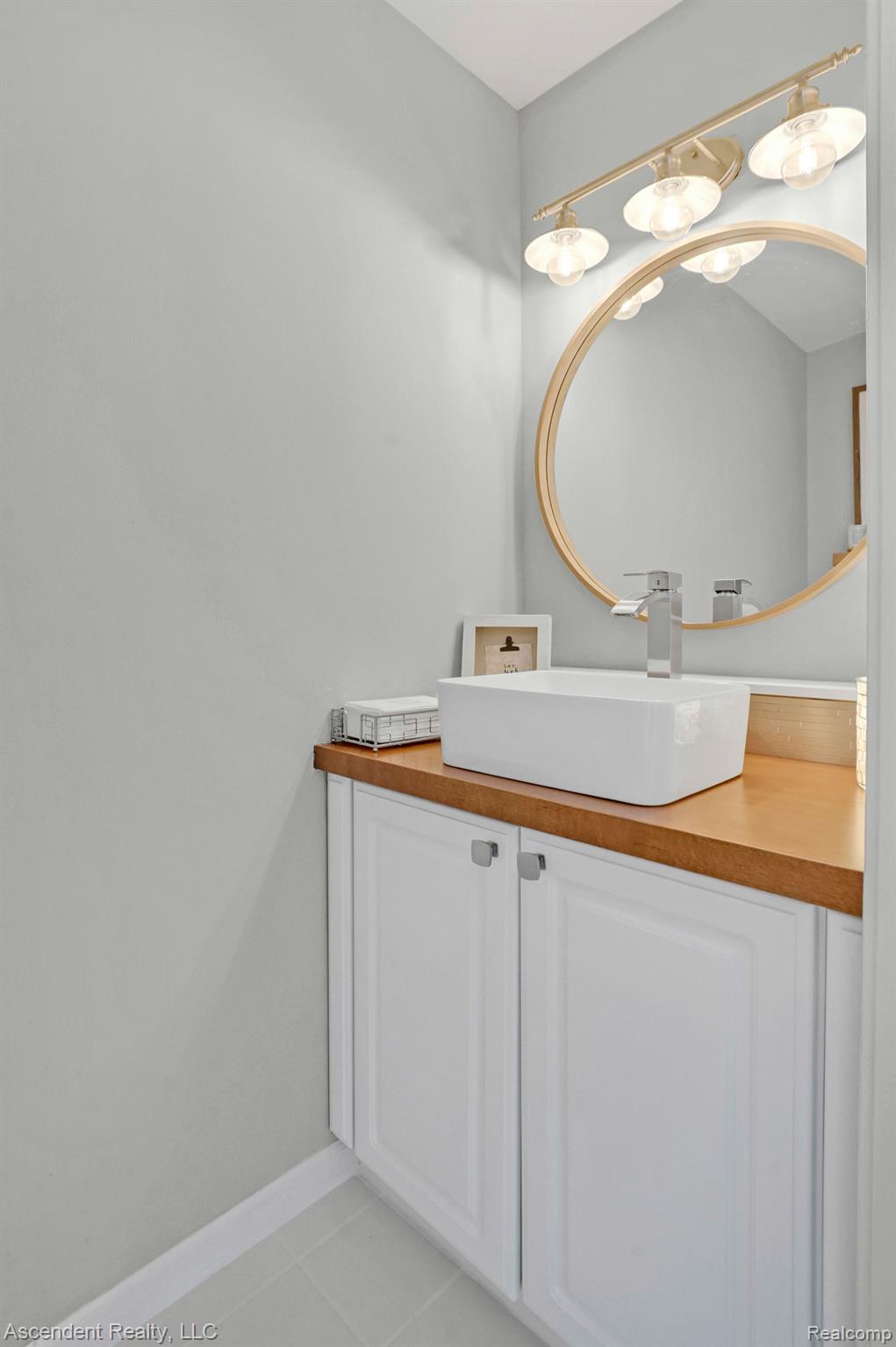 3198 Silverbrook Drive Rochester, MI 48306 - Photo 13 of 38 Powder room