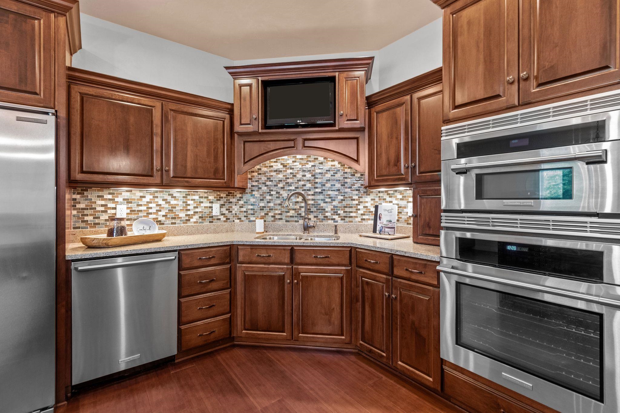 493 Dalton Road Neenah, WI 54956 - Photo 13 of 65