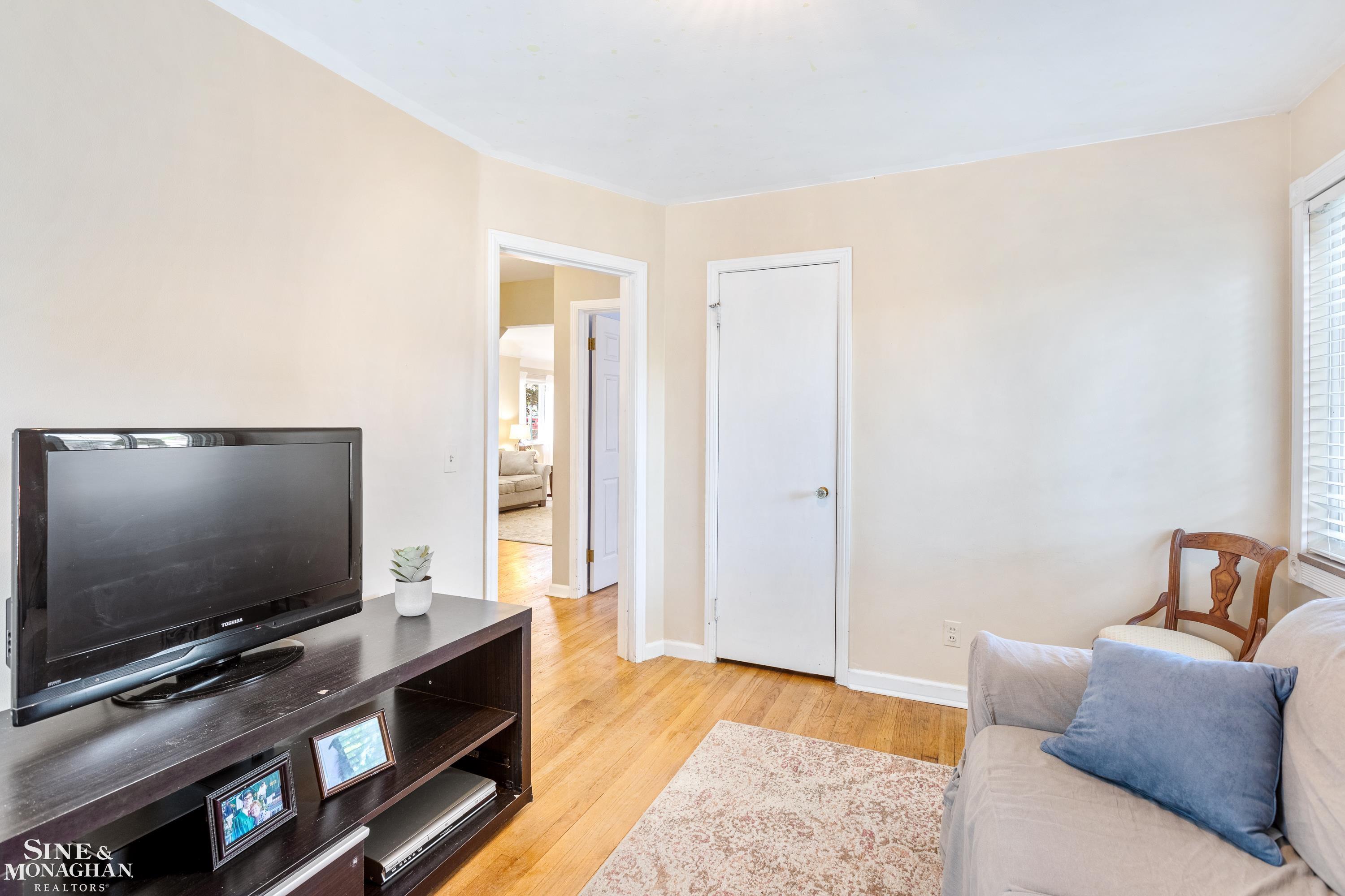 1572 Cook Road Grosse Pointe, MI 48236 - Photo 19 of 29 Bedroom 2
