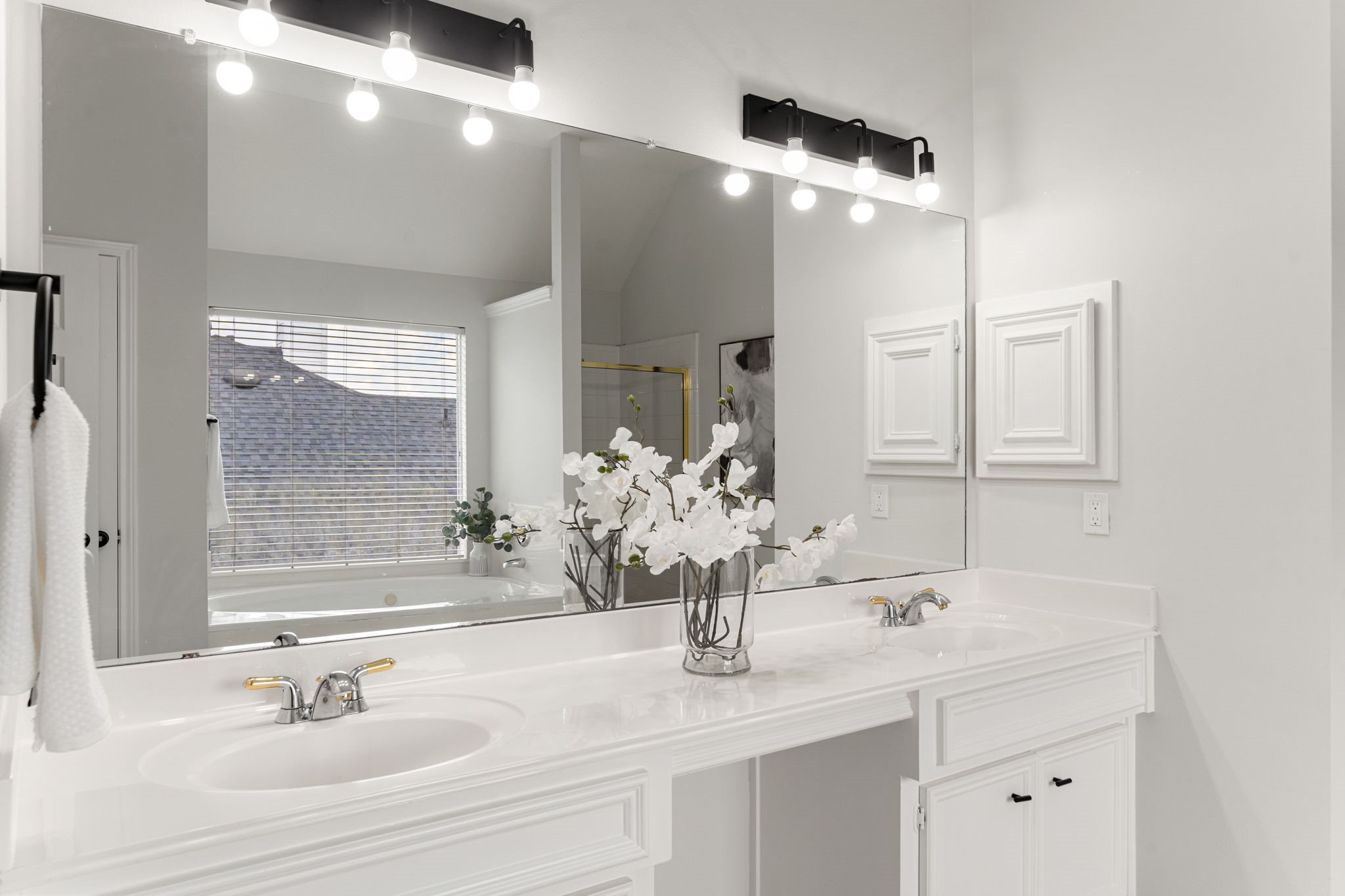 22 Crestview Trail Houston, TX 77082 - Photo 22 of 39 a bathroom with a sink double vanity and a mirror