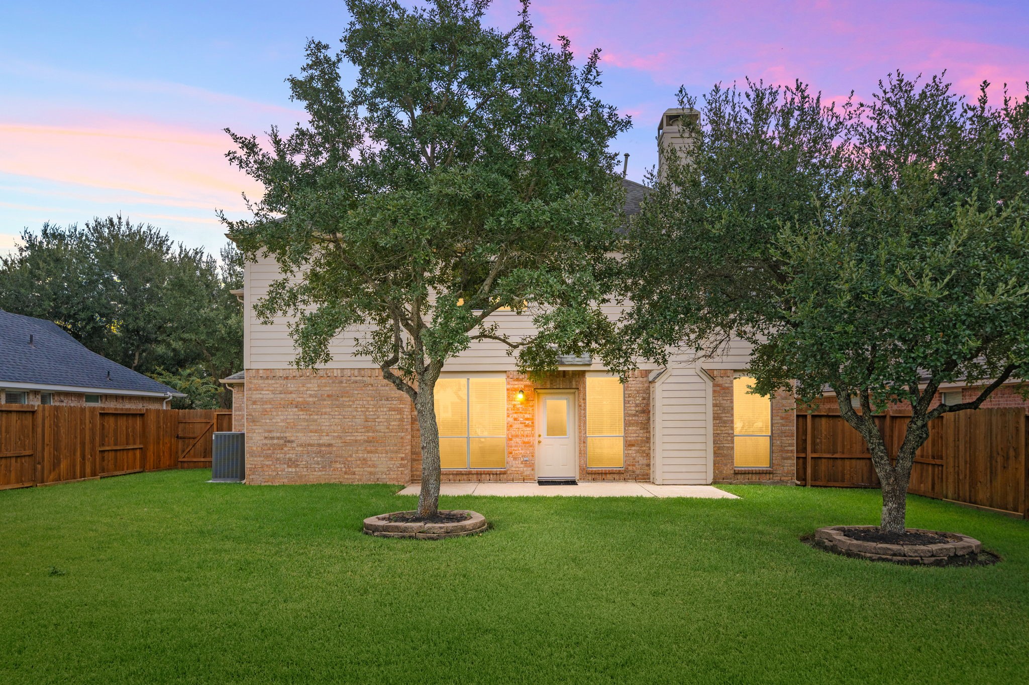 22 Crestview Trail Houston, TX 77082 - Photo 29 of 39 a backyard of a house with plants and large tree