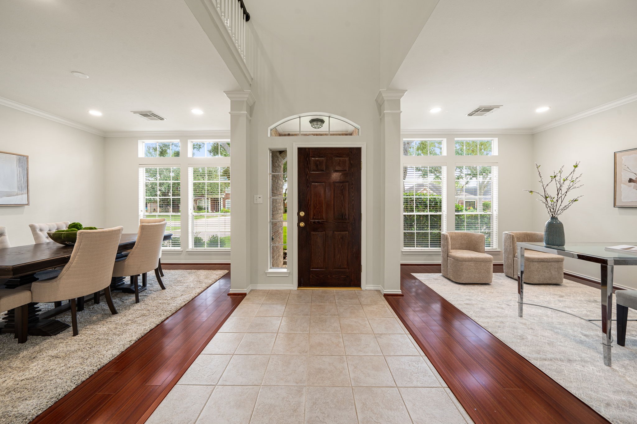 22 Crestview Trail Houston, TX 77082 - Photo 4 of 39 a living room with furniture and a large window