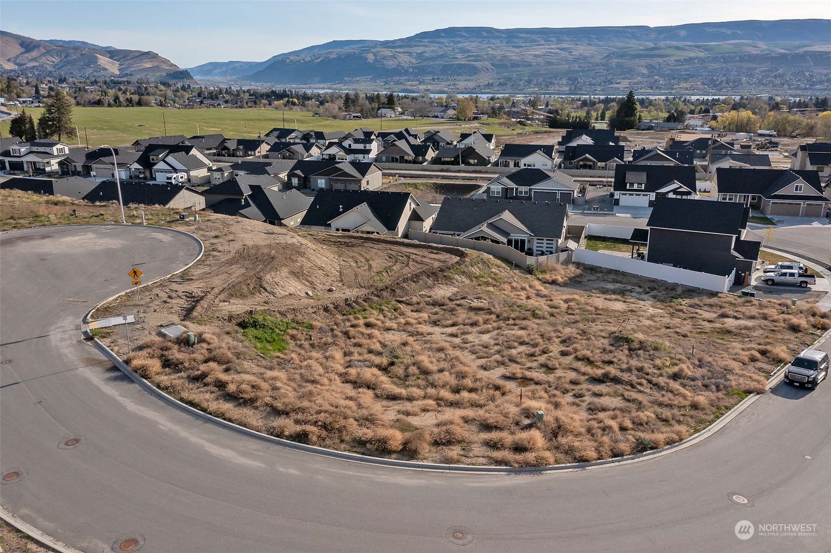 a view of a dinning room with furniture