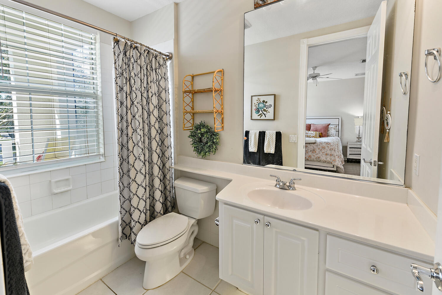 3261 East Community Drive Jupiter, FL 33458 - Photo 24 of 38 Second Bathroom