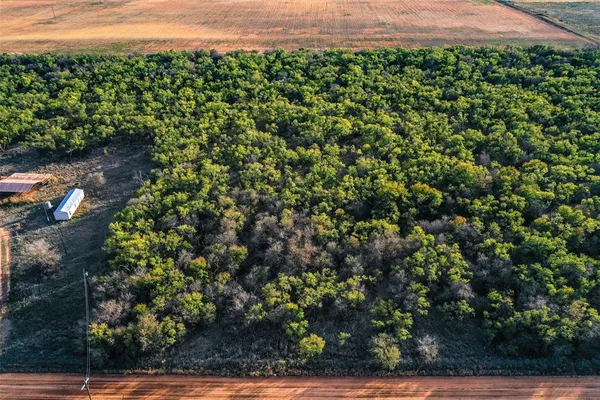 a view of a large yard