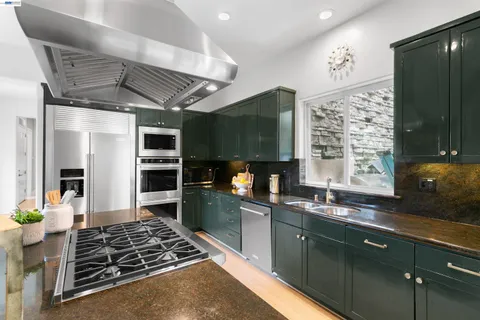 $1,995,000 | 7010 Pinehaven Road, Oakland, CA 94611