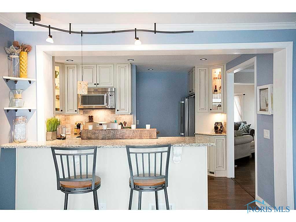 422 River Road Maumee, OH 43537 - Photo 6 of 20 Kitchen. Breakfast Bar