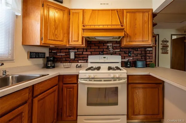 $939,000 | 200 Ingraham Lane, New Hyde Park, NY 11040