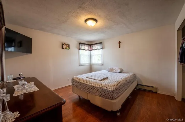 $939,000 | 200 Ingraham Lane, New Hyde Park, NY 11040