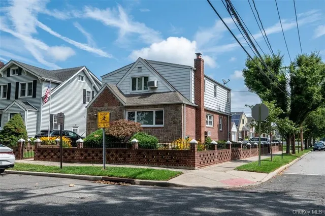 $939,000 | 200 Ingraham Lane, New Hyde Park, NY 11040