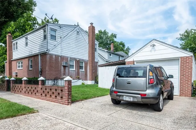 $939,000 | 200 Ingraham Lane, New Hyde Park, NY 11040