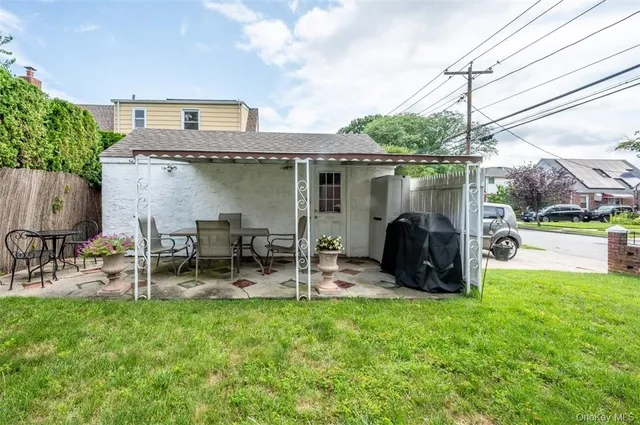 $939,000 | 200 Ingraham Lane, New Hyde Park, NY 11040