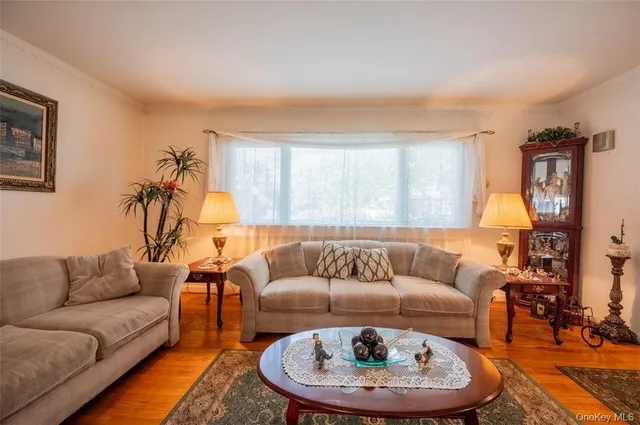 $939,000 | 200 Ingraham Lane, New Hyde Park, NY 11040