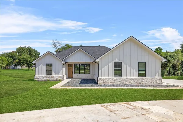 $2,150 | 2318 Progress Drive, Brenham, TX 77833