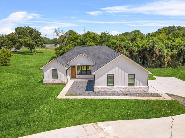 $2,150 | 2318 Progress Drive, Brenham, TX 77833