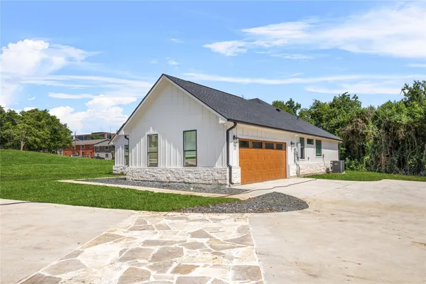 a view of house with a yard