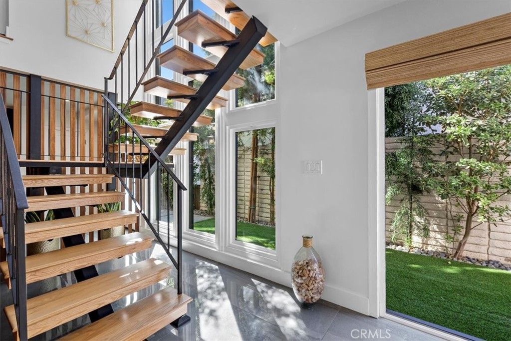 35 Geneva Walk Long Beach, CA 90803 - Photo 14 of 52 a view of entryway with a front door