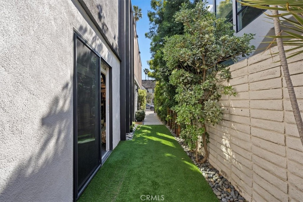 35 Geneva Walk Long Beach, CA 90803 - Photo 15 of 52 a backyard of a house with lots of green space