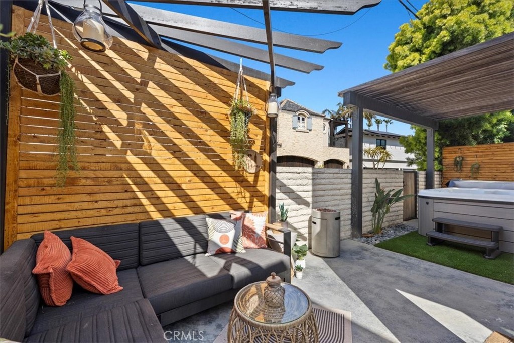 35 Geneva Walk Long Beach, CA 90803 - Photo 17 of 52 a backyard of a house with seating space