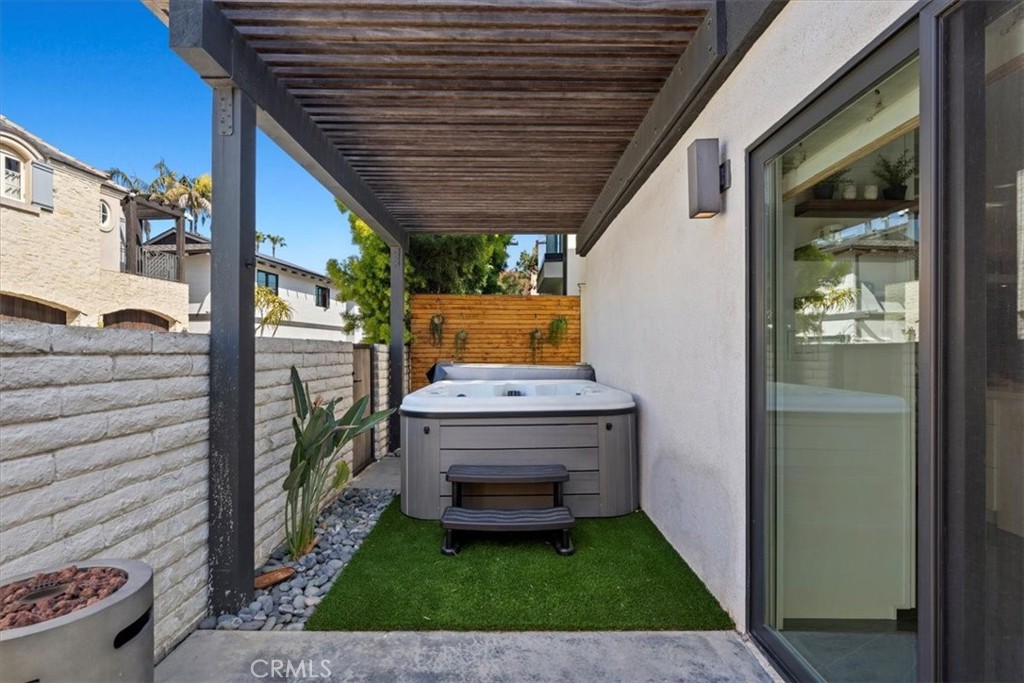 35 Geneva Walk Long Beach, CA 90803 - Photo 18 of 52 a view of outdoor space and deck