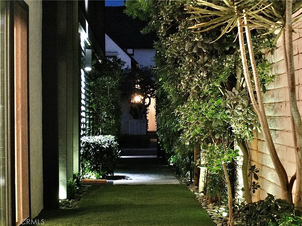 35 Geneva Walk Long Beach, CA 90803 - Photo 20 of 52 a view of a yard in front of house