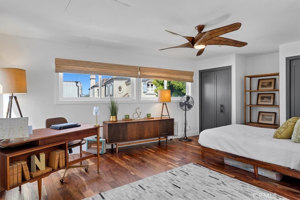 35 Geneva Walk Long Beach, CA 90803 - Photo 26 of 52 a bedroom with a bed and a desk