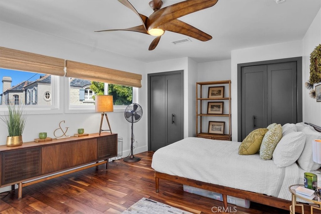 35 Geneva Walk Long Beach, CA 90803 - Photo 27 of 52 a bedroom with a bed and a table in it