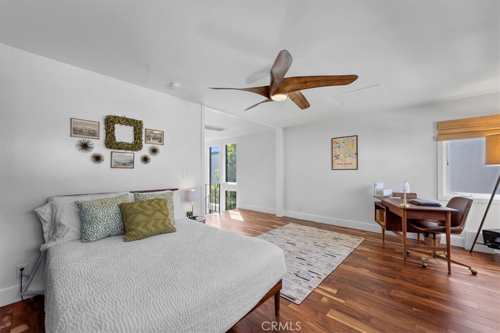 35 Geneva Walk Long Beach, CA 90803 - Photo 29 of 52 a bedroom with a bed and a desk