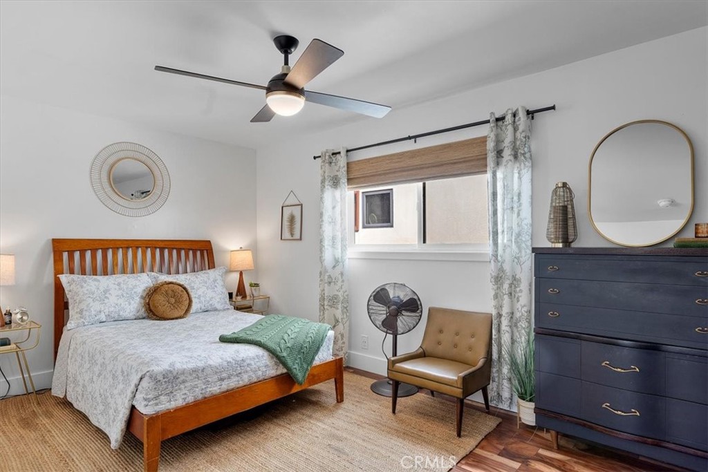 35 Geneva Walk Long Beach, CA 90803 - Photo 32 of 52 a bedroom with a bed and a mirror