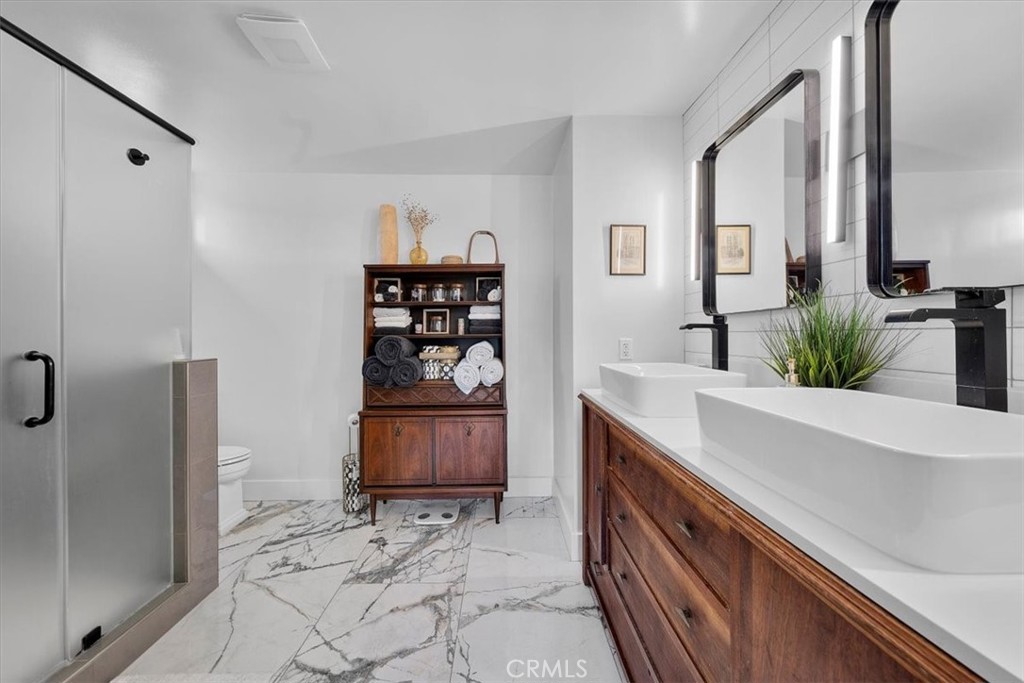 35 Geneva Walk Long Beach, CA 90803 - Photo 39 of 52 a spacious bathroom with double vanity and a bathtub
