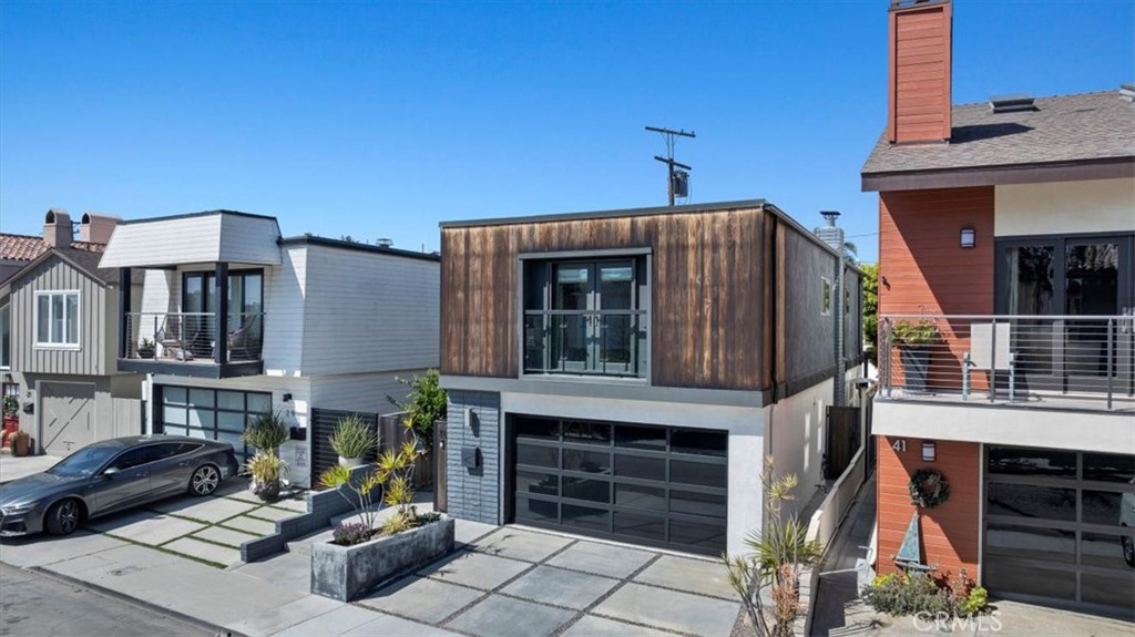 35 Geneva Walk Long Beach, CA 90803 - Photo 47 of 52 a front view of a house with a yard
