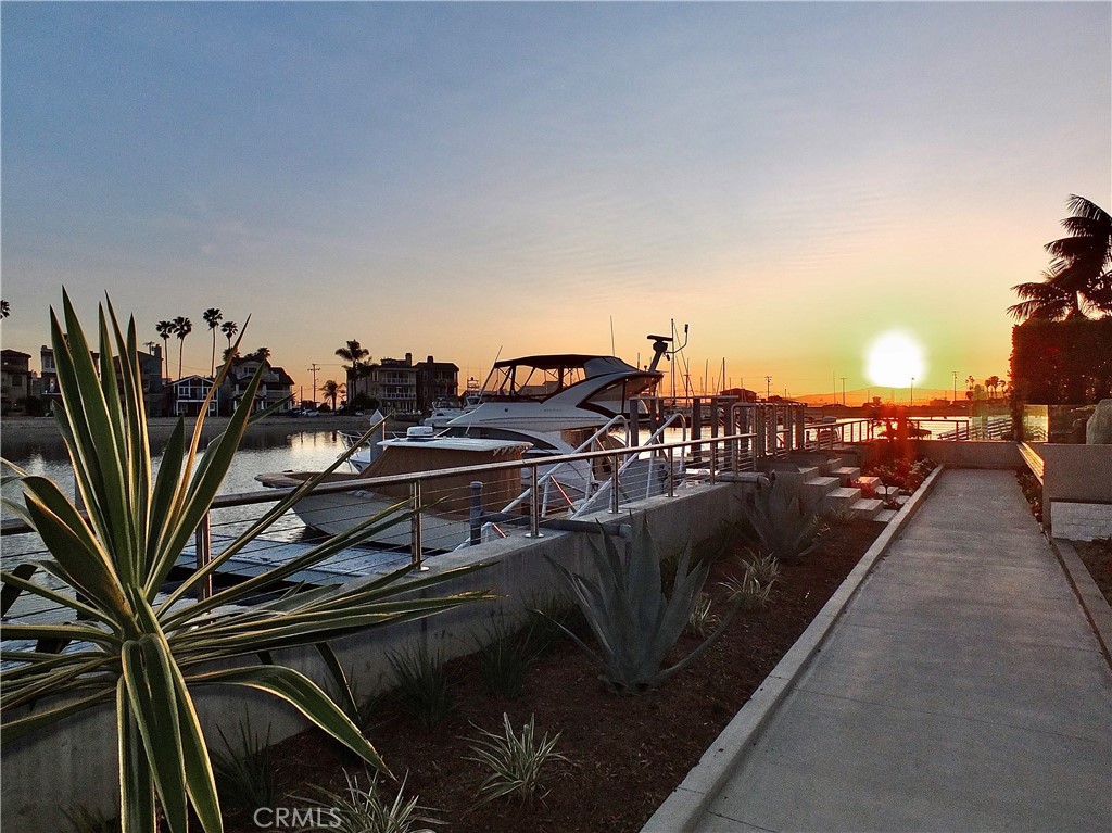 35 Geneva Walk Long Beach, CA 90803 - Photo 50 of 52 a view of a terrace with chairs