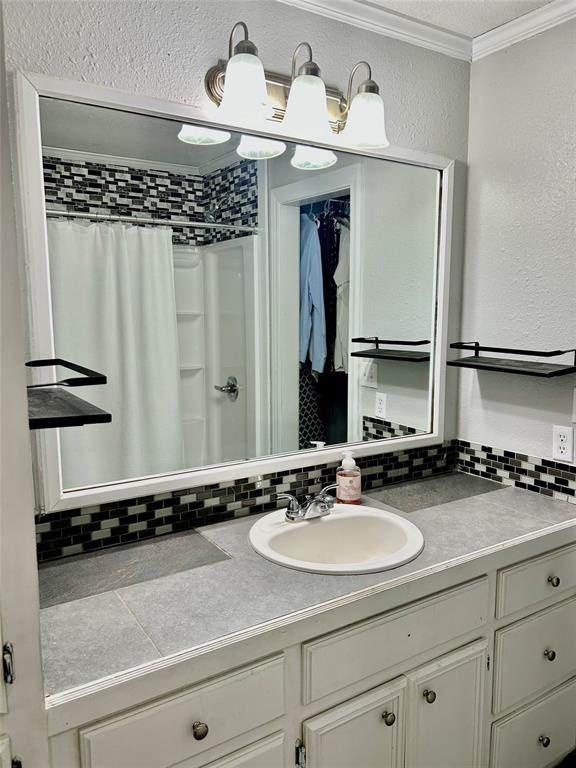 814 Spring Street Springhill, LA 71075 - Photo 8 of 12 Primary Bath