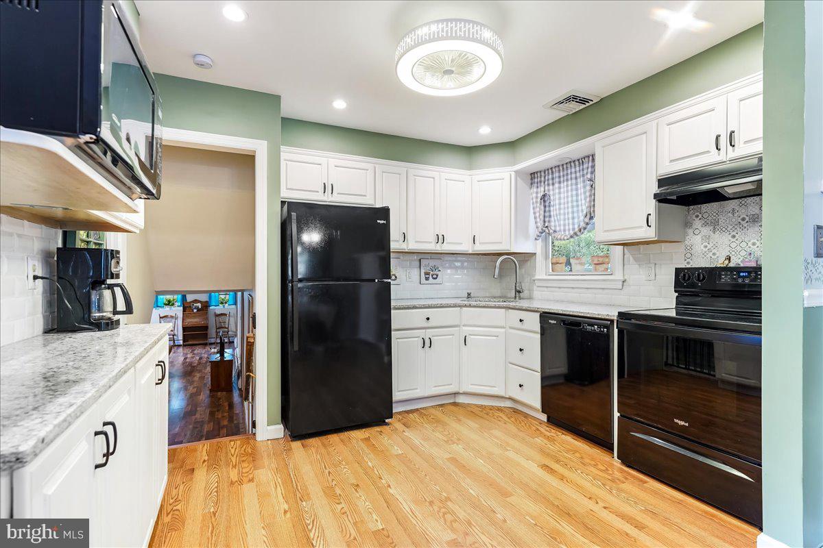 41 Dechert Road Conshohocken, PA 19428 - Photo 7 of 39 Kitchen with Quartz countertops