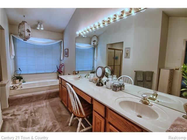 6820 High Ridge Road West Bloomfield, MI 48324 - Photo 23 of 33 23 MASTER BATHROOM.jpg