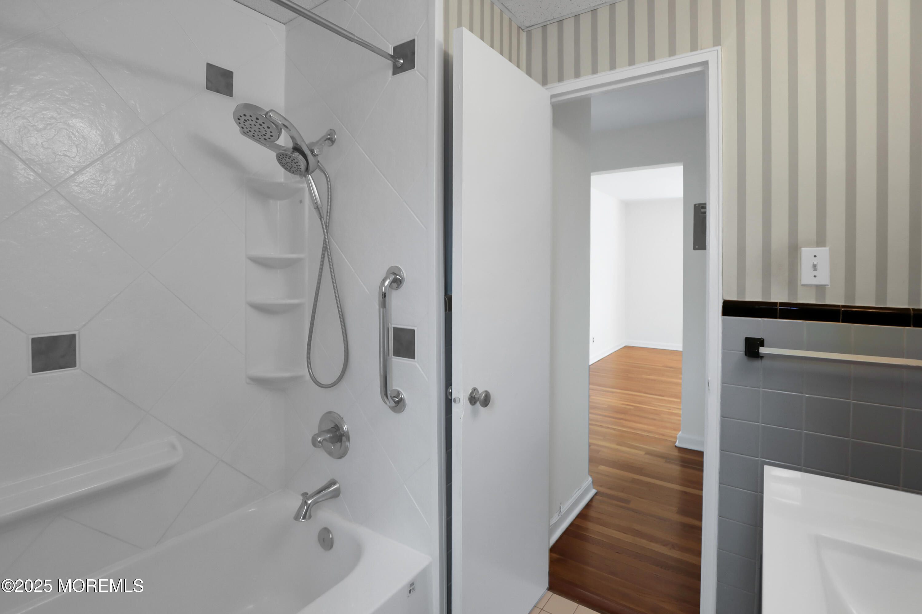 283 Spring Street, Unit 283B Red Bank, NJ 07701 - Photo 17 of 28 1F8A8759-009-018-3360x2240