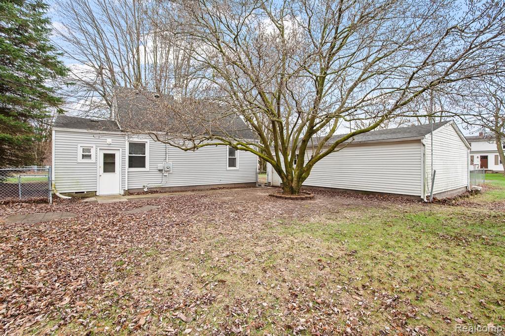 2048 Richards Street Adrian, MI 49221 - Photo 4 of 24