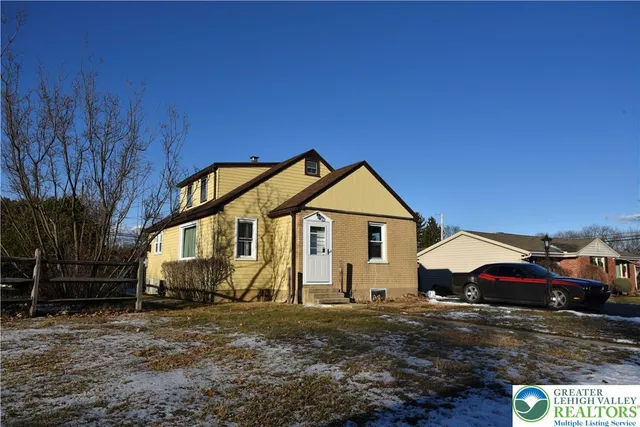 a view of front a house with a yard