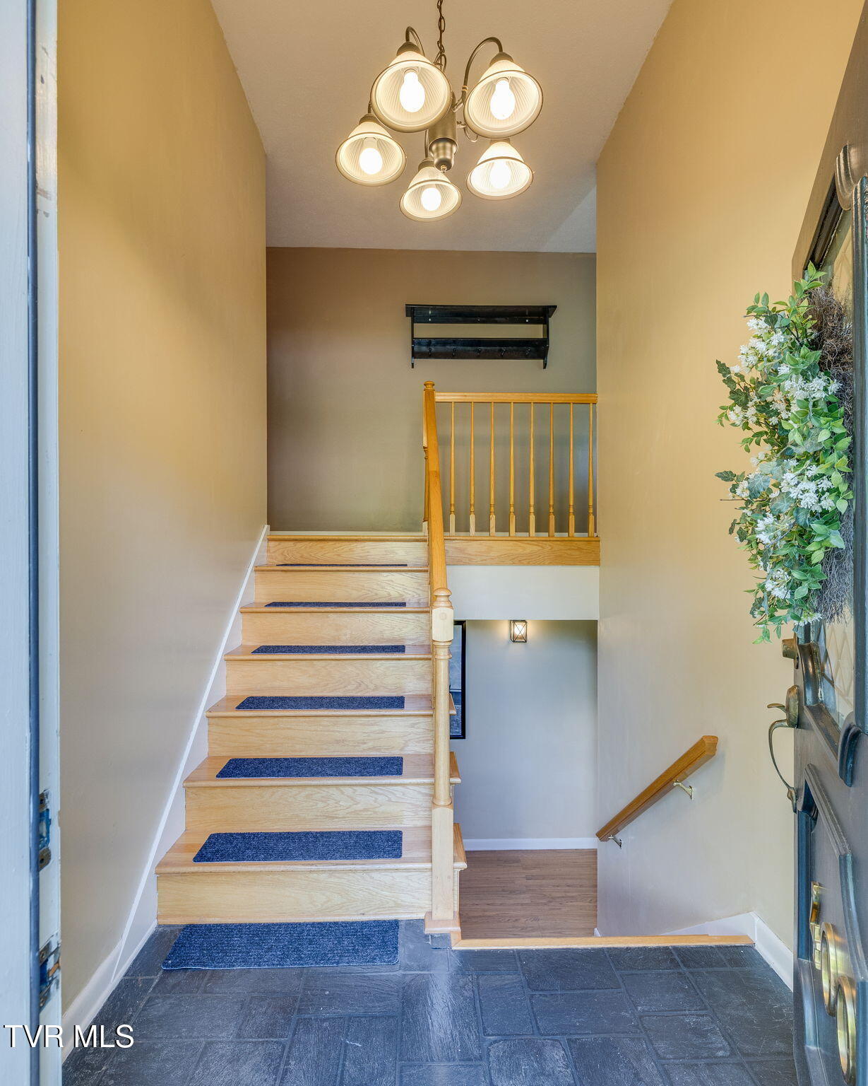 400 Old Castle Road Kingsport, TN 37660 - Photo 5 of 56 005