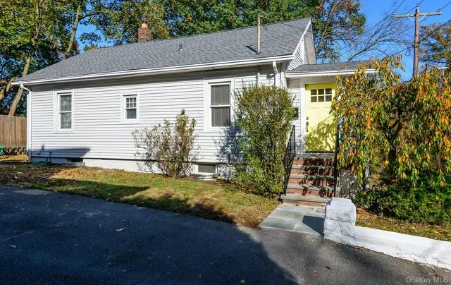 a view of a house with backyard and garden