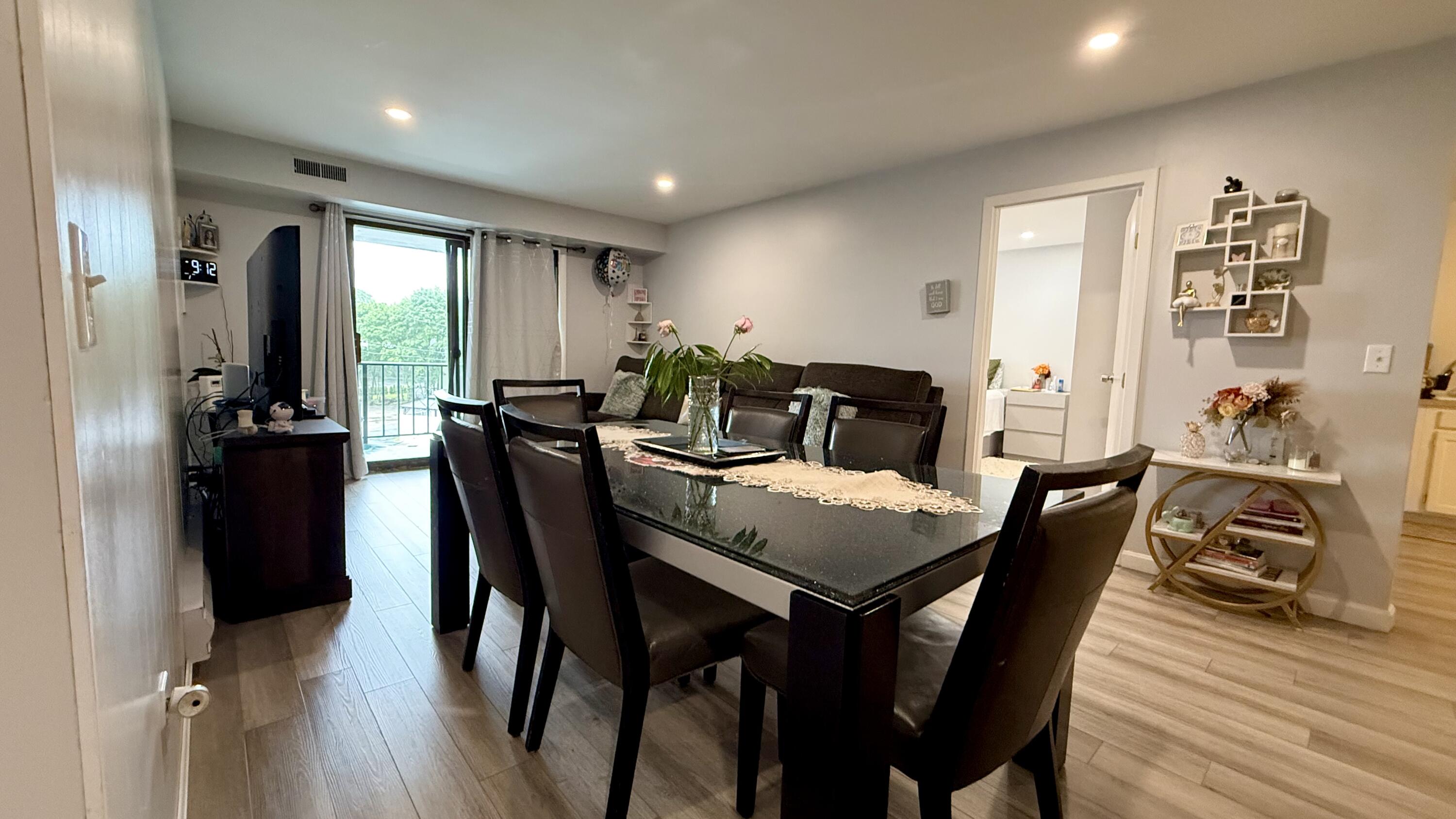 15 Oak Neck Road, Unit 16 (35) Hyannis, MA 02601 - Photo 2 of 13 din liv 2