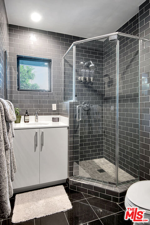 1633 Queens Road Los Angeles, CA 90069 - Photo 14 of 16 a bathroom with a sink toilet and shower