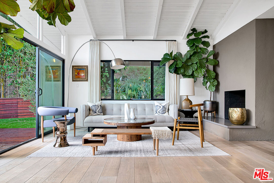 1633 Queens Road Los Angeles, CA 90069 - Photo 2 of 16 a living room with patio furniture and a potted plant