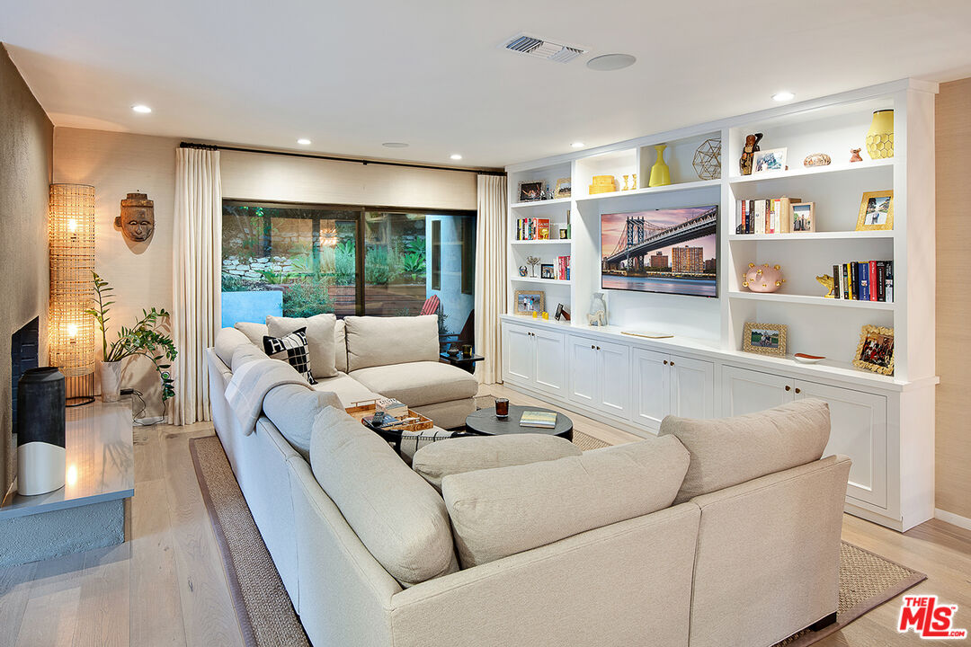 1633 Queens Road Los Angeles, CA 90069 - Photo 7 of 16 a living room with furniture and a flat screen tv