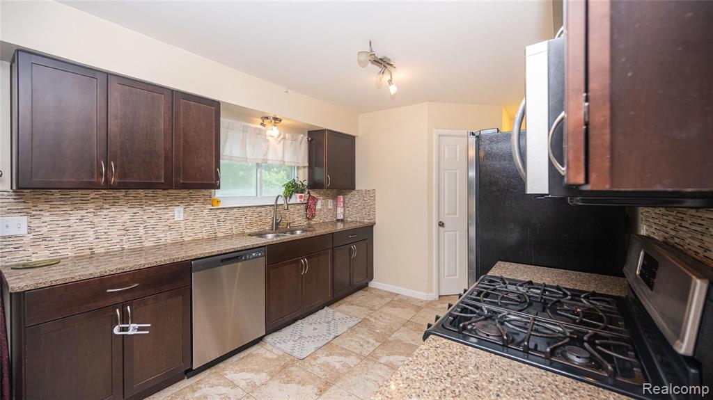 101 Dalton Drive Rochester Hills, MI 48307 - Photo 4 of 44