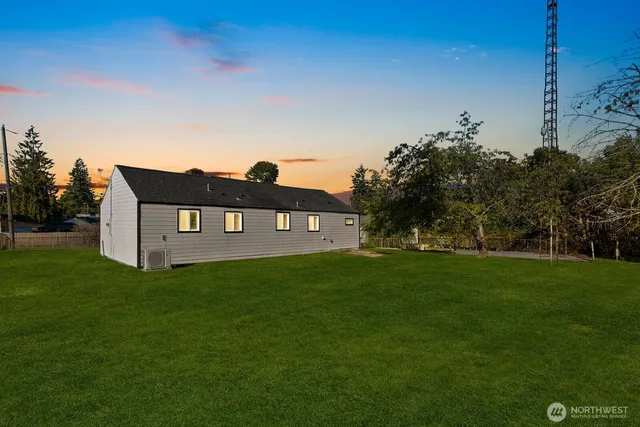 a view of a house with a yard