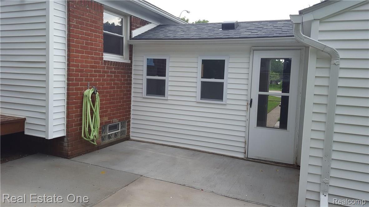 11405 Merriman Road Livonia, MI 48150 - Photo 35 of 41 20160825_095026.jpg