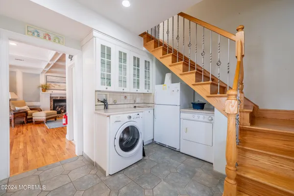 a view of entryway with washer and dryer
